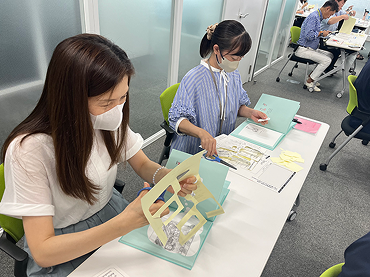 絵本に翻訳シールを貼っているイメージ1